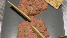 Recepta de cuina de Steak tartar fet sobre gel picat